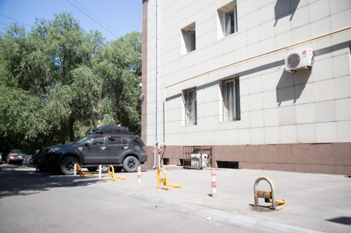 "Нарезаешь круги, что глаз начинает дергаться". Как алматинцы "дерутся" за парковки