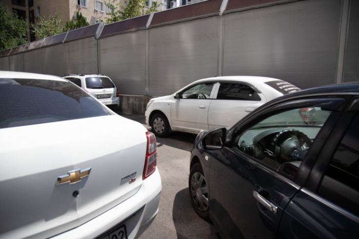 "Нарезаешь круги, что глаз начинает дергаться". Как алматинцы "дерутся" за парковки