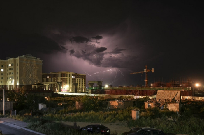 Молния ударила в LRT? Необычный кадр удара молнии сняли в Астане