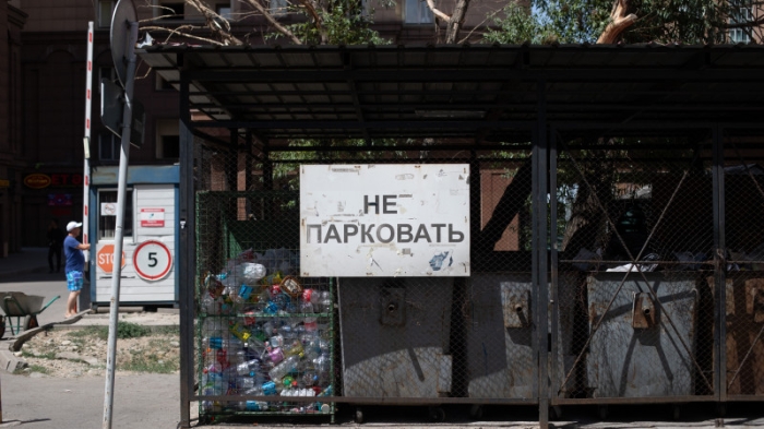 "Нарезаешь круги, что глаз начинает дергаться". Как алматинцы "дерутся" за парковки