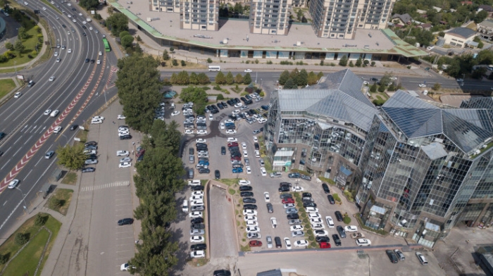 "Нарезаешь круги, что глаз начинает дергаться". Как алматинцы "дерутся" за парковки