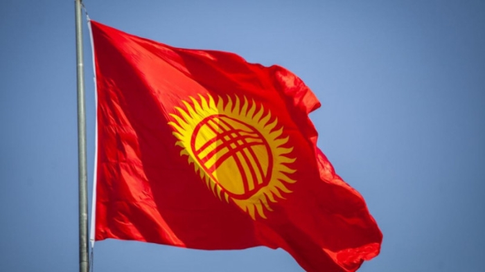 "Они сами как подсолнухи". В парламенте Кыргызстана разгорелся спор из-за флага "Они сами как подсолнухи". В парламенте Кыргызстана разгорелся спор из-за флага