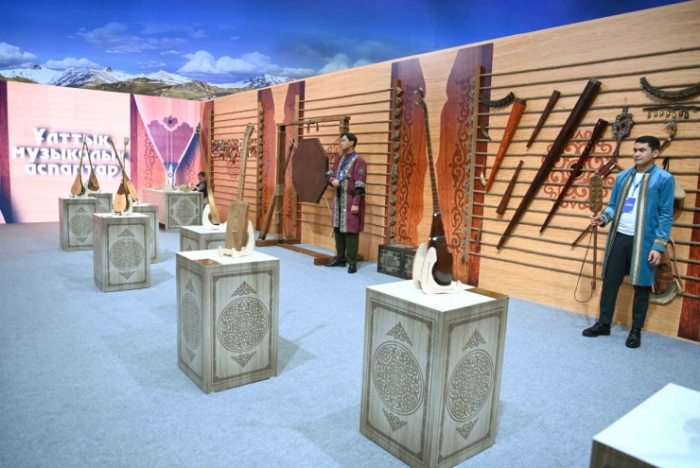 Токаев показал Макрону как играть в асык-ату Токаев показал Макрону как играть в асык-ату