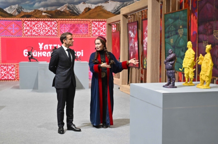 Токаев показал Макрону как играть в асык-ату Токаев показал Макрону как играть в асык-ату