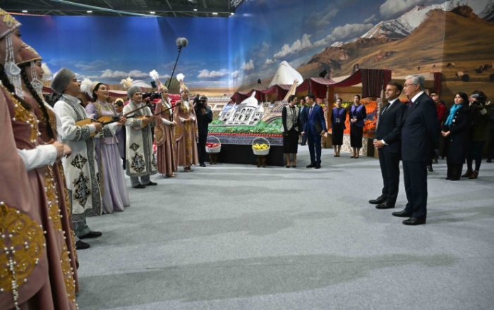 Токаев показал Макрону как играть в асык-ату Токаев показал Макрону как играть в асык-ату