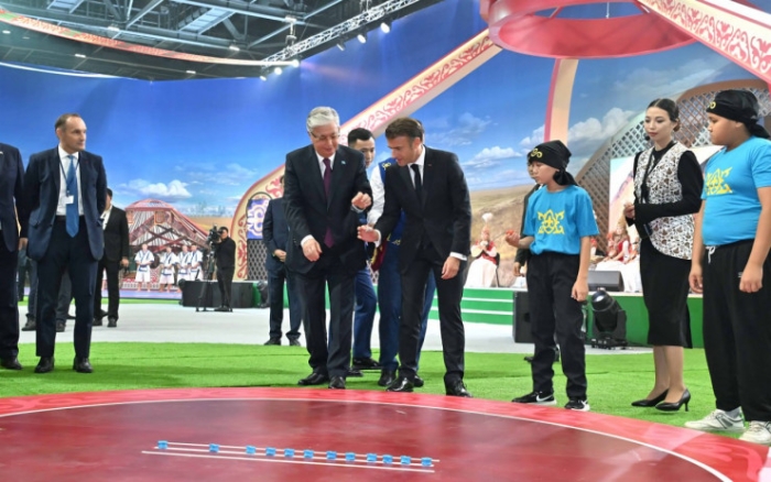 Токаев показал Макрону как играть в асык-ату Токаев показал Макрону как играть в асык-ату