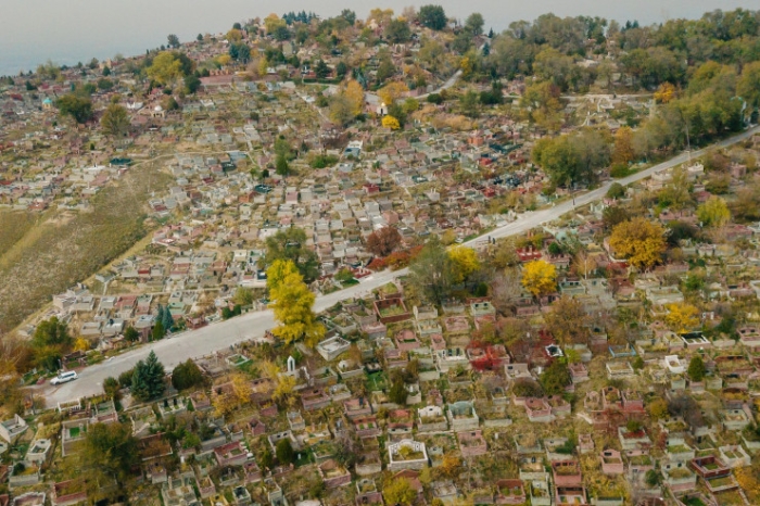 "Просят до 5 миллионов тенге за место". На кладбищах Алматы творится беспредел