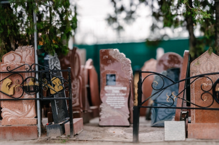 "Просят до 5 миллионов тенге за место". На кладбищах Алматы творится беспредел