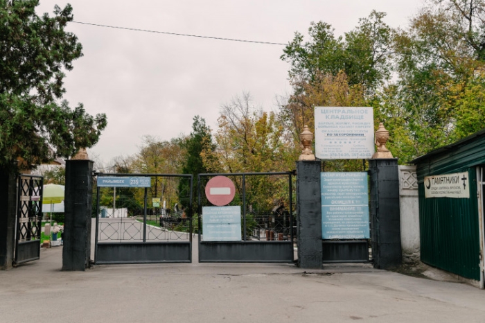 "Просят до 5 миллионов тенге за место". На кладбищах Алматы творится беспредел