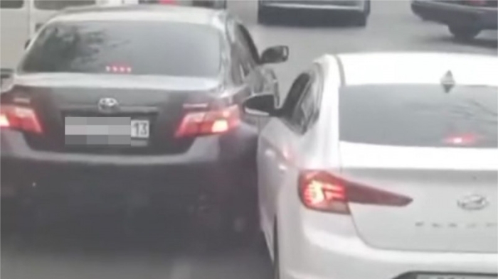 К нелепому ДТП привела принципиальность двух водителей в Шымкенте К нелепому ДТП привела принципиальность двух водителей в Шымкенте