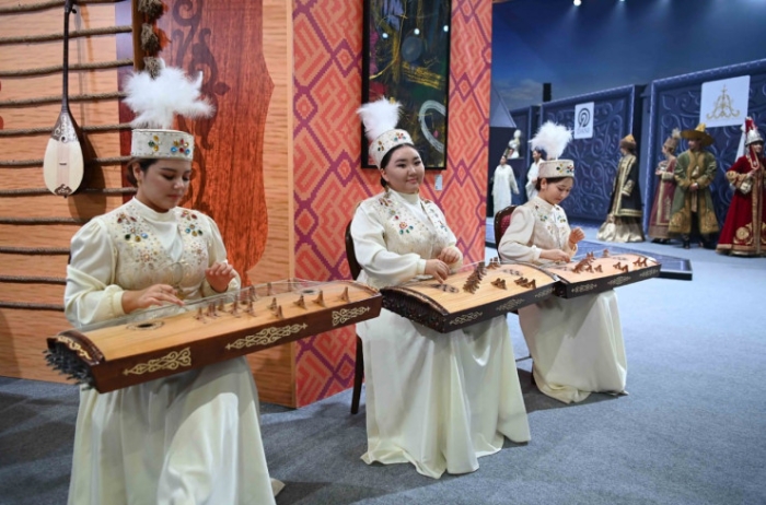 Токаев показал Макрону как играть в асык-ату Токаев показал Макрону как играть в асык-ату