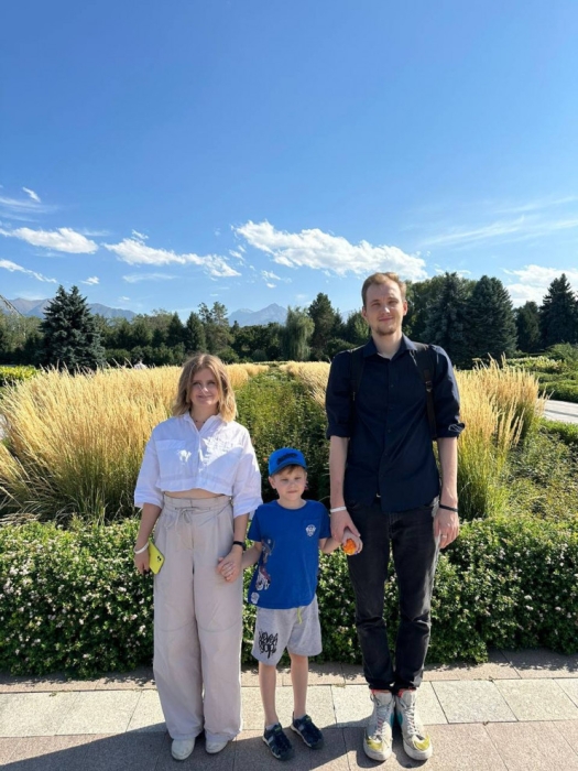 "Казахстанцы до сих пор нас удивляют". Как пара из России ставит спектакли на казахском языке