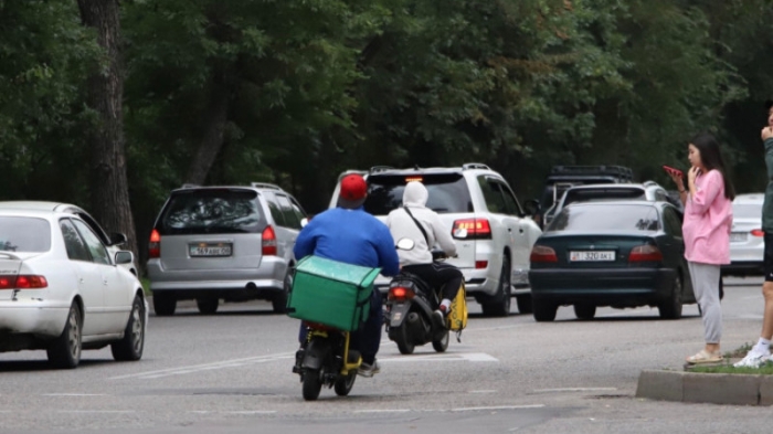 "Люди иногда просто не замечают нас". Как живут и сколько зарабатывают курьеры в Алматы "Люди иногда просто не замечают нас". Как живут и сколько зарабатывают курьеры в Алматы