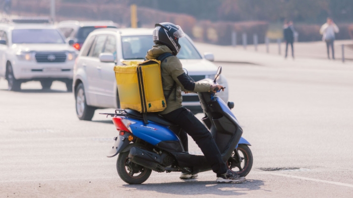 "Люди иногда просто не замечают нас". Как живут и сколько зарабатывают курьеры в Алматы "Люди иногда просто не замечают нас". Как живут и сколько зарабатывают курьеры в Алматы