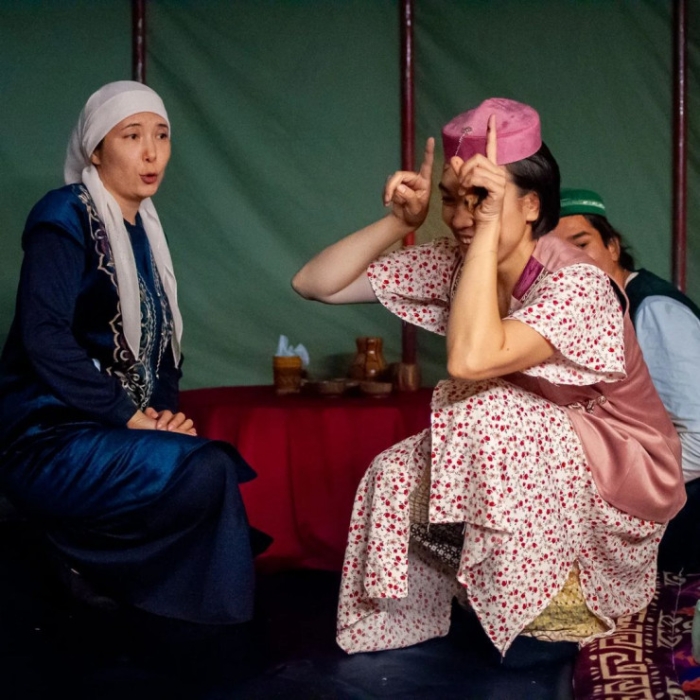 "Казахстанцы до сих пор нас удивляют". Как пара из России ставит спектакли на казахском языке