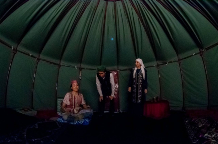 "Казахстанцы до сих пор нас удивляют". Как пара из России ставит спектакли на казахском языке