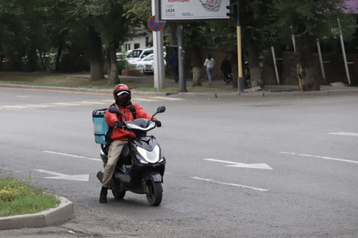 "Люди иногда просто не замечают нас". Как живут и сколько зарабатывают курьеры в Алматы "Люди иногда просто не замечают нас". Как живут и сколько зарабатывают курьеры в Алматы
