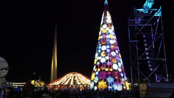 Главную елку зажгли в Астане Главную елку зажгли в Астане