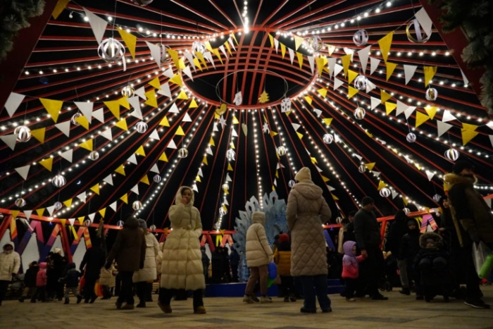 Главную елку зажгли в Астане Главную елку зажгли в Астане