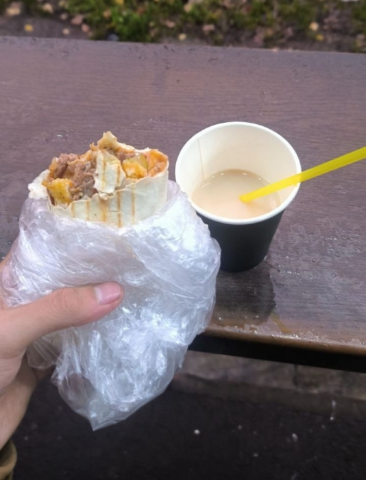 "Люди иногда просто не замечают нас". Как живут и сколько зарабатывают курьеры в Алматы "Люди иногда просто не замечают нас". Как живут и сколько зарабатывают курьеры в Алматы