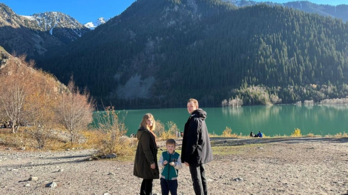 "Казахстанцы до сих пор нас удивляют". Как пара из России ставит спектакли на казахском языке