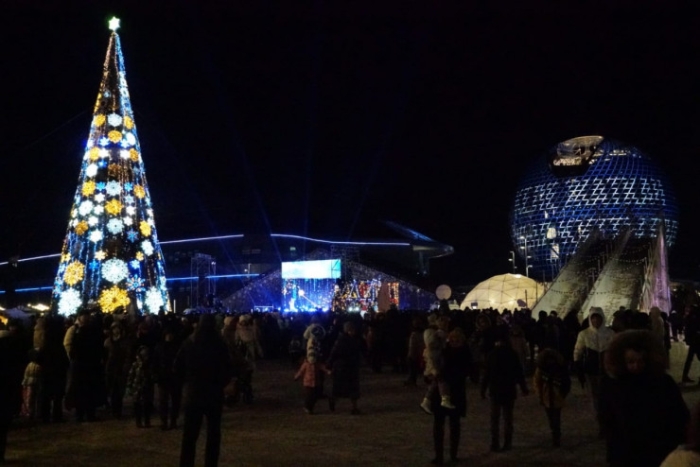 Главную елку зажгли в Астане Главную елку зажгли в Астане