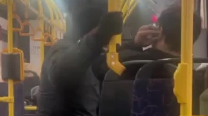 Конфликт пассажира с иностранцами в автобусе засняли в Алматы Конфликт пассажира с иностранцами в автобусе засняли в Алматы