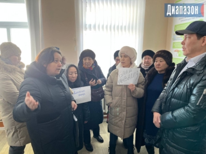 "Требуем вернуть нашу поликлинику!" Жители Актобе вышли на улицу с плакатами