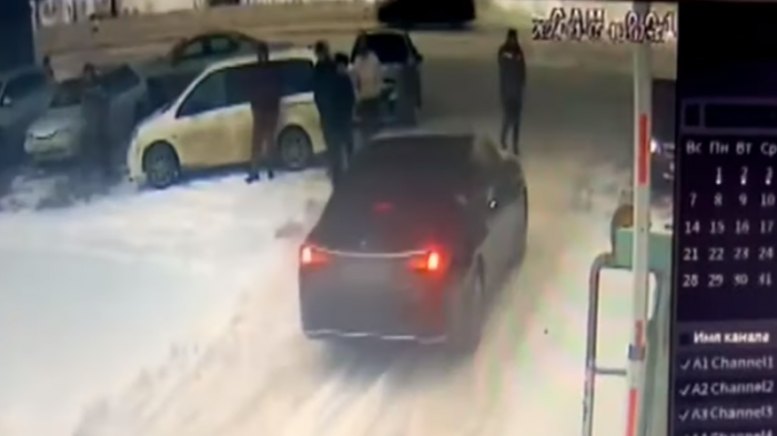 "Протащил на капоте 200 метров". В Астане бизнесмен сбежал от требовавших зарплату строителей "Протащил на капоте 200 метров". В Астане бизнесмен сбежал от требовавших зарплату строителей