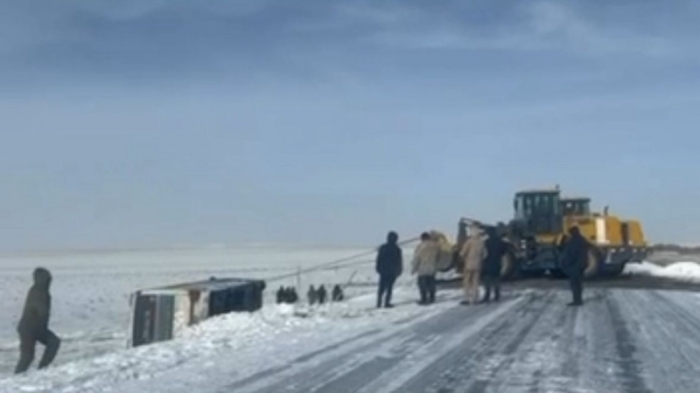 Следовавший в Алматы автобус с пассажирами слетел в кювет и опрокинулся Следовавший в Алматы автобус с пассажирами слетел в кювет и опрокинулся