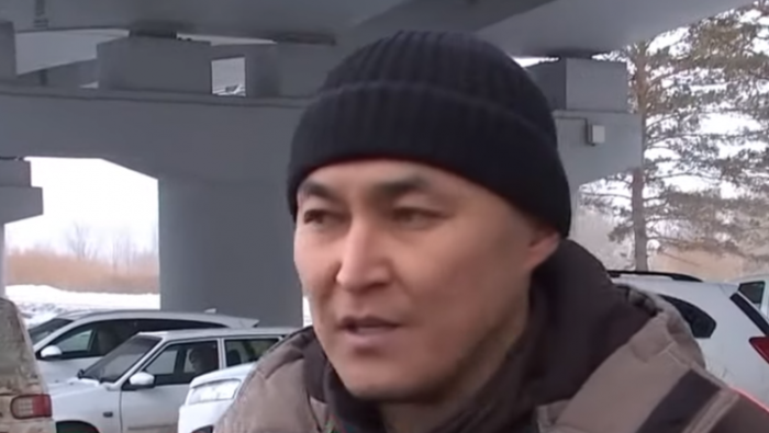 "Протащил на капоте 200 метров". В Астане бизнесмен сбежал от требовавших зарплату строителей "Протащил на капоте 200 метров". В Астане бизнесмен сбежал от требовавших зарплату строителей