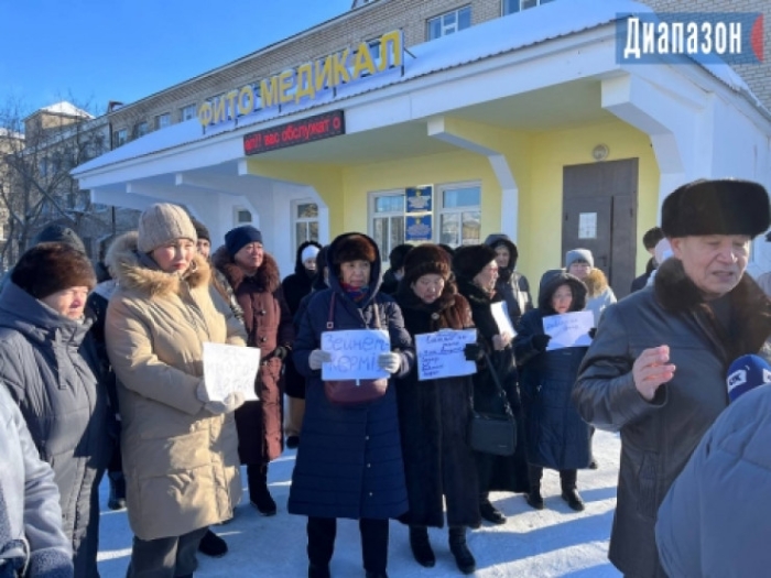 "Требуем вернуть нашу поликлинику!" Жители Актобе вышли на улицу с плакатами
