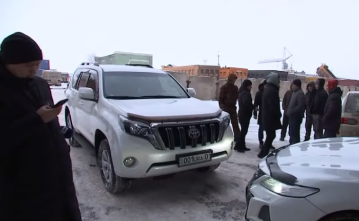 "Протащил на капоте 200 метров". В Астане бизнесмен сбежал от требовавших зарплату строителей "Протащил на капоте 200 метров". В Астане бизнесмен сбежал от требовавших зарплату строителей