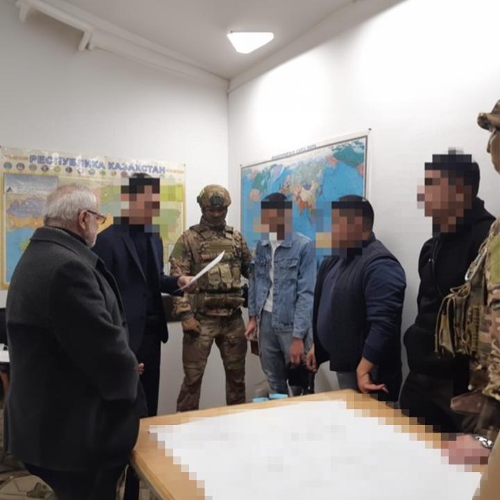 
Оказавшиеся афганцами "европейцы" пытались дать взятку чиновнику в Алматы
