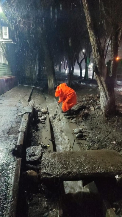 Почти 1000 тонн мусора вывезли из арыков и ливнёвок в Алматы
Почти 1000 тонн мусора вывезли из арыков и ливнёвок в Алматы