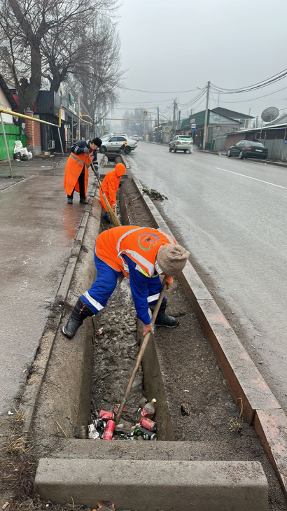 Почти 1000 тонн мусора вывезли из арыков и ливнёвок в Алматы
Почти 1000 тонн мусора вывезли из арыков и ливнёвок в Алматы