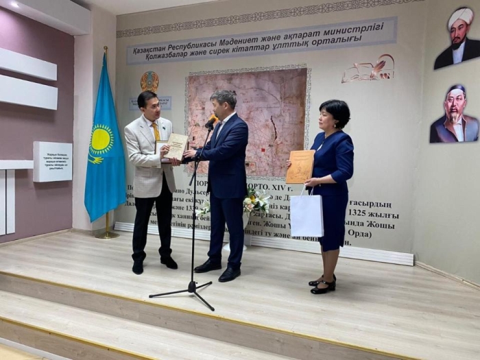 Древние книги, рукописи и музыкальные инструменты: в Астане впервые прошла выставка "Ғасырлар руханияты"
Древние книги, рукописи и музыкальные инструменты: в Астане впервые прошла выставка "Ғасырлар руханияты"