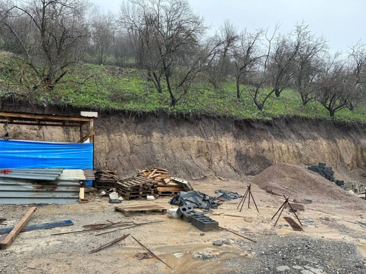 Срезал склон: грязевые массы сошли на дорогу из-за незаконной стройки в Алматы
Срезал склон: грязевые массы сошли на дорогу из-за незаконной стройки в Алматы