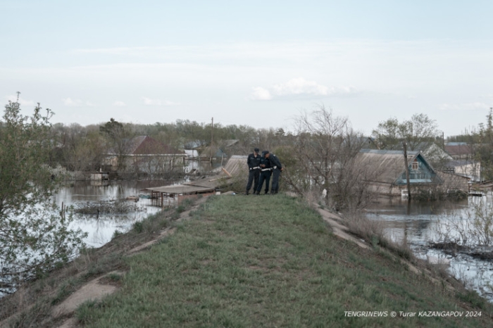 Влез в долги, готовились к новоселью. Пригород Уральска ушел под воду