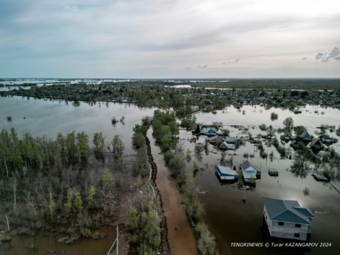 Влез в долги, готовились к новоселью. Пригород Уральска ушел под воду