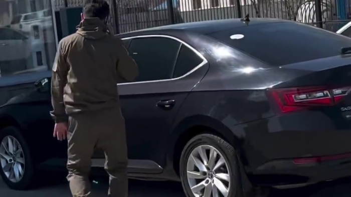 "Город уходит под воду, а он машины смотрит". Как в акимате объяснили видео с чиновником