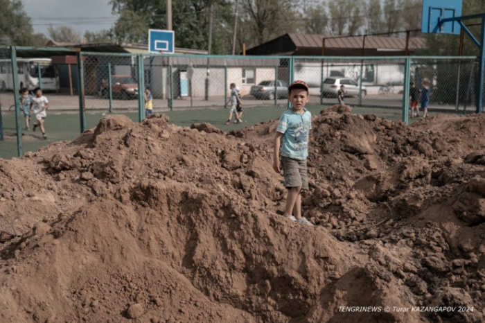 Влез в долги, готовились к новоселью. Пригород Уральска ушел под воду