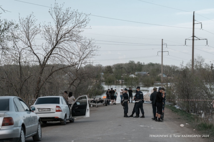 Влез в долги, готовились к новоселью. Пригород Уральска ушел под воду