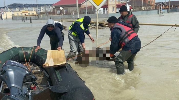Тело мужчины вынесло потоком воды в Кульсары Тело мужчины вынесло потоком воды в Кульсары