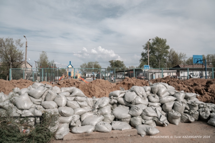 Влез в долги, готовились к новоселью. Пригород Уральска ушел под воду
