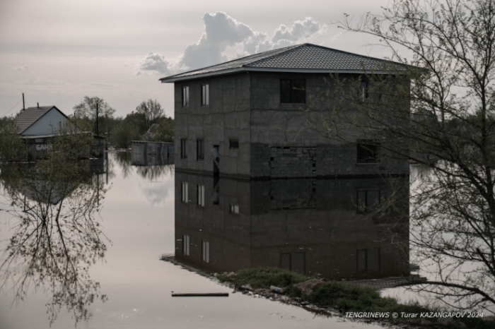 Влез в долги, готовились к новоселью. Пригород Уральска ушел под воду