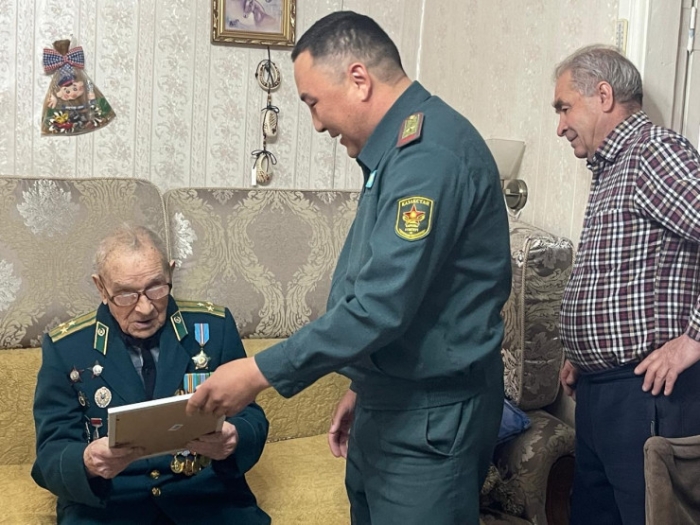 "Очнулся, когда несли хоронить". Один из старейших ветеранов Казахстана отпраздновал 101-летие