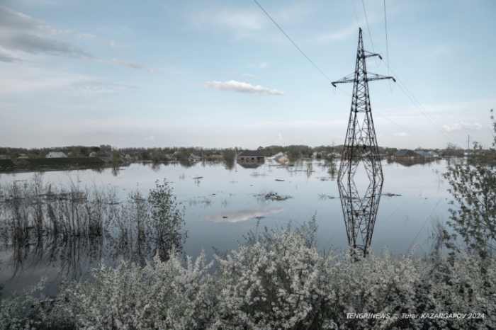 Влез в долги, готовились к новоселью. Пригород Уральска ушел под воду