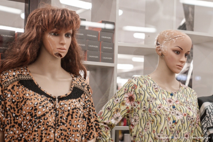 Онлайн "наступает", манекены травмированы. Что происходит на одном из рынков Астаны Онлайн "наступает", манекены травмированы. Что происходит на одном из рынков Астаны