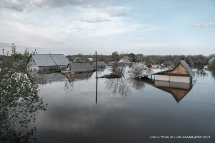 Влез в долги, готовились к новоселью. Пригород Уральска ушел под воду